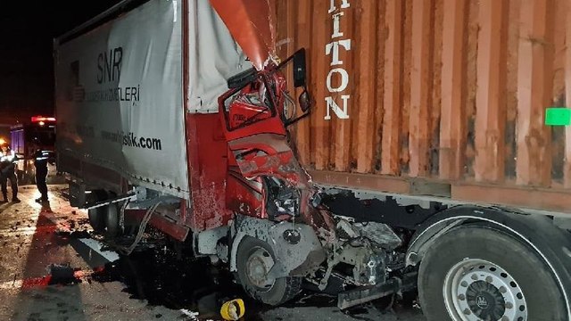 TIR ve kamyon birbirine girdi: 1 ölü