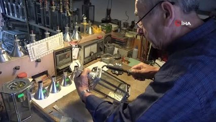Filmlerden etkilenerek yapmaya başladığı fenerler nostalji tutkunlarının ilgisini çekiyor