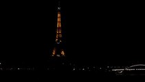 O momento em que a Torre Eiffel se desliga em homenagem à rainha