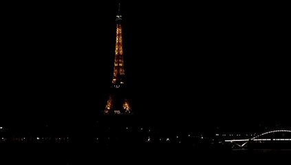 O momento em que a Torre Eiffel se desliga em homenagem à rainha