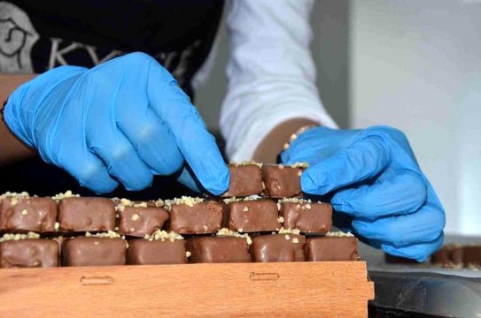 Bu çikolatada şeker yerine bal, renklendirici yerine kuru meyveler kullanılıyor