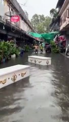 เล่นเอาหลอน!! โลงศพลอยตามน้ำผ่านบ้านเรือนประชาชนย่านสะพานใหม่ (มีคลิป)