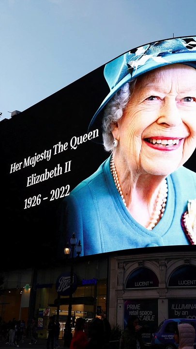 Images from outside Buckingham Palace as Queen Elizabeth II's death was announced