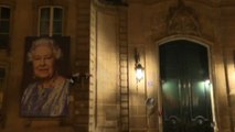 Parigi, ritratto della regina sulla facciata dell'ambasciata Gb
