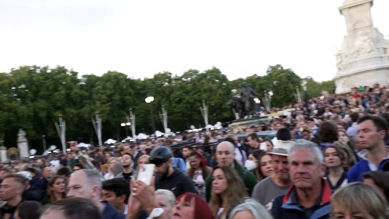 Buckingham Palace: Flag at half mast, easel put out and God Save The Queen sang