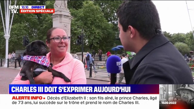 Elle adorait les animaux : cette Britannique est venue avec son chien devant Buckingham pour saluer la mémoire de la reine