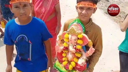 VIDEO : भाव पूर्ण माहौल में कर रहे हैं प्रतिमा का विसर्जन