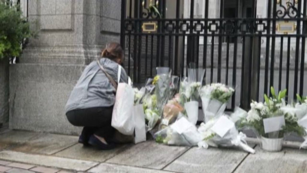 Morte regina, fiori davanti all'ambasciata britannica a Tokyo