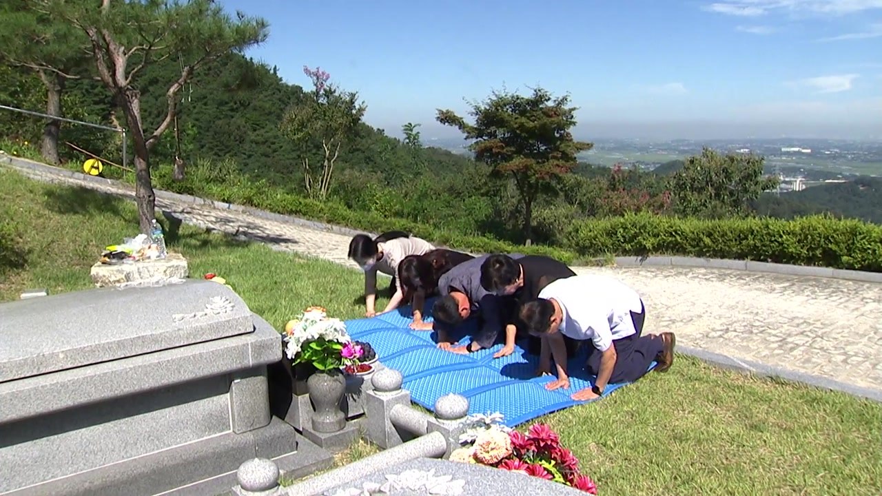 2년 반 만에 추모시설 전면 개방...미리 성묘 행렬도 / YTN