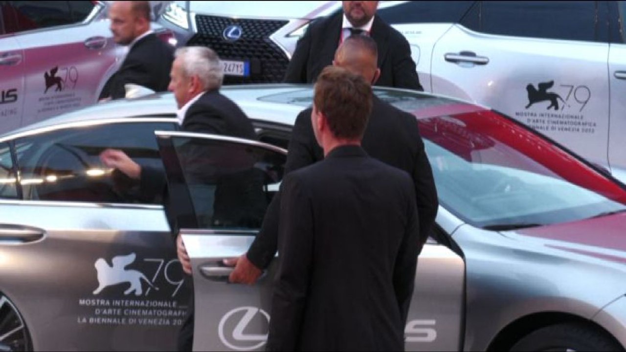 Alla Mostra di Venezia è delirio per Brad Pitt sul red carpet