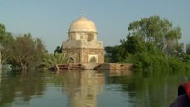 الجزيرة ترصد آثار الفيضانات في القرى المحاذية لبحيرة مانتشر الباكستانية