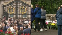 البريطانيون يضعون الزهور على بوابات قصر باكنغهام حدادا على الملكة