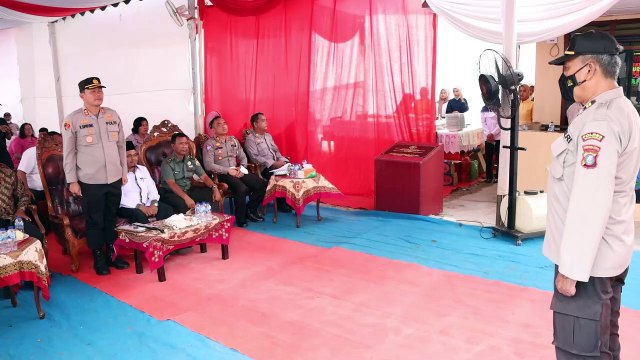 Kapolres Simalungun Berikan Bantuan Kepada Anak Yatim Piatu Saat Resmikan Polsubsektor Bandar Masilam