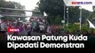 Kembali Kawasan Patung Kuda Dipadati Demonstran, Tabur Bunga hingga Nyalakan Kembang Api