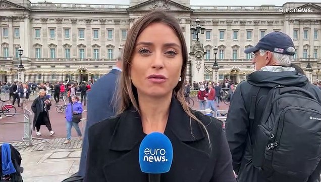 Miles de personas acuden al Palacio de Buckingham a presentar sus respetos a la reina Isabel II