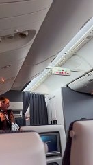 Un pilote d'avion annonce la mort de la Reine Elizabeth II en plein vol