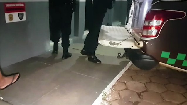 Pai de adolescente de 17 anos chama a polícia após ver filha sendo agredida pelo namorado, de 30 anos