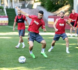 Galatasaray'da yeni futbolcular ilk antrenmanına çıktı