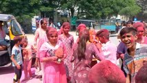 Ganesh Visarjan: ढोल-नगाड़ों पर नाचते-गुलाल उड़ाते किया गणेश  विसर्जन