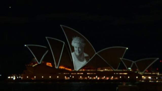 La Sydney Opera House si illumina per rendere omaggio alla regina