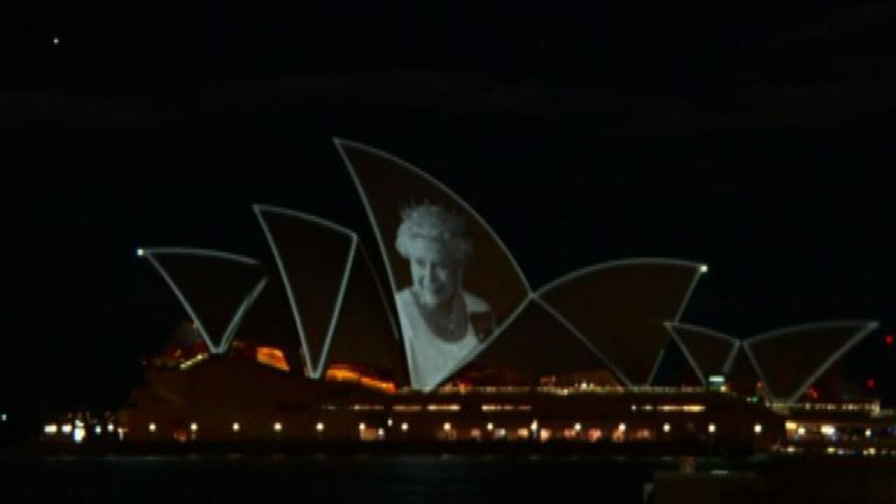La Sydney Opera House si illumina per rendere omaggio alla regina