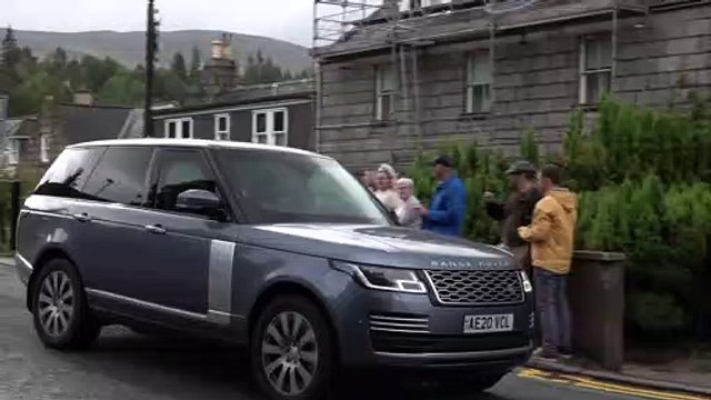 Con los ojos llorosos: primeras imágenes del Rey Carlos III