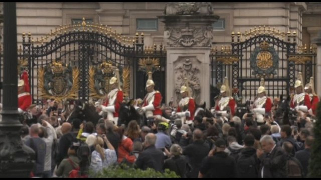 Membri della Life Guards a cavallo davanti a Buckingham Palace
