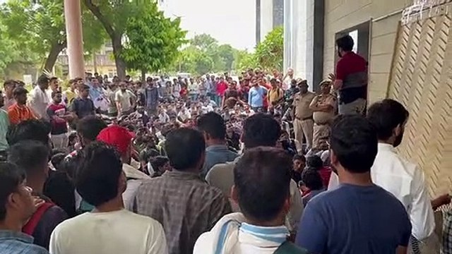 युवा बेरोजगारों ने उपेन यादव के नेतृत्व में कर्मचारी चयन बोर्ड का किया घेराव