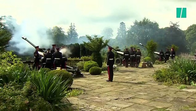 Suenan los cañones en homenaje a la reina Isabel II