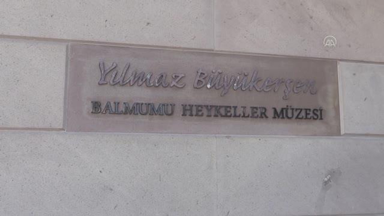 Eskişehir haber | Kraliçe 2. Elizabeth'in Eskişehir'deki bal mumu heykeline ziyaretçi ilgisi