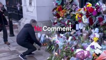بدون تعليق: بريطانيون وأجانب يضعون الزهور أمام قصر باكنغهام في لندن بعد وفاة الملكة إليزابيث الثانية