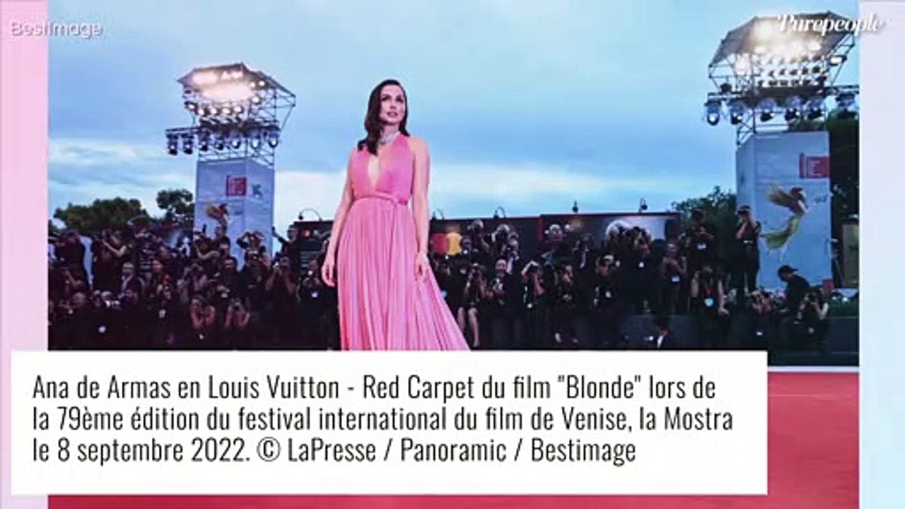 Brad Pitt en noeud pap' et baskets au bras d'Ana de Armas, divine Marilyn en rose de la Mostra de Venise