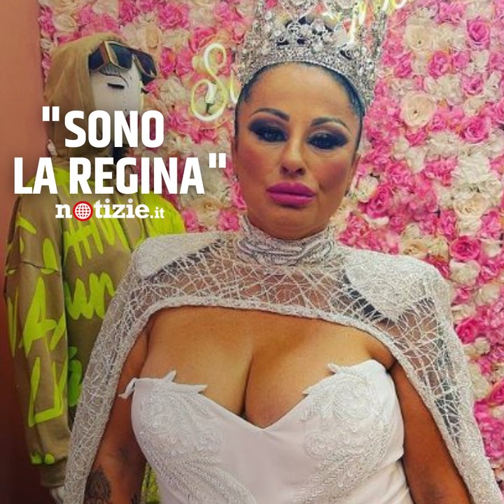 Morte Regina Elisabetta, a Napoli Rita De Crescenzo incoronata come una sovrana