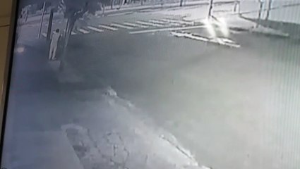 Homem tenta estourar vidraça de loja com pedra na Av. Brasil