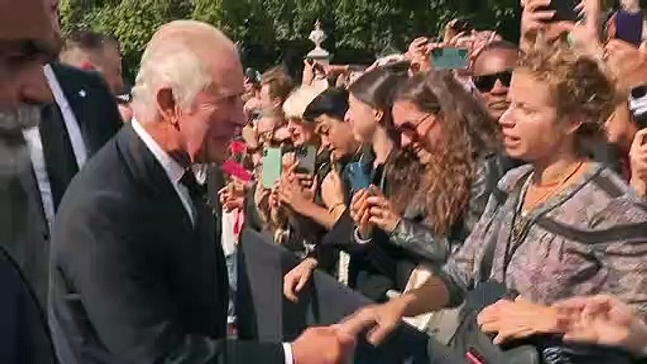 King greeted by cheering crowd at Buckingham Palace