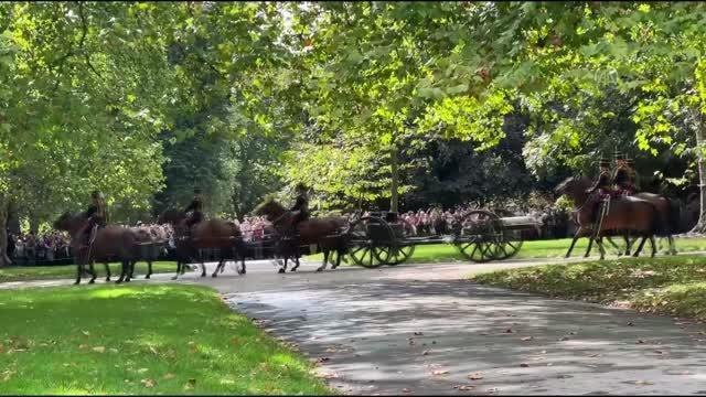 İngiltere'de Kraliçe 2. Elizabeth anısına top atışı yapıldı