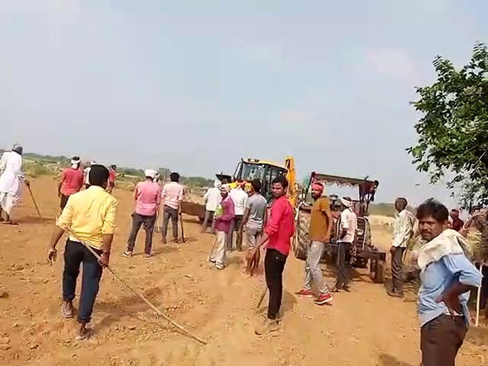 जमीनी विवाद में दो पक्षों में लाठी-भाटा जंग, ट्रेक्टर चढ़ाने का किया प्रयास...देखें वीडियो