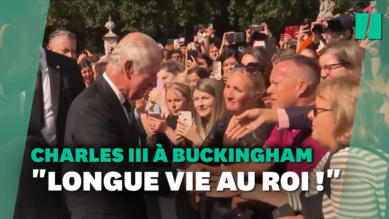 Charles III acclamé et salué pour la première fois devant Buckingham Place