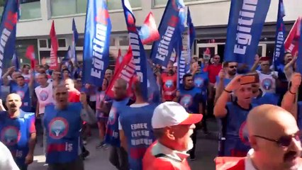 Ankara'da MEB'e yürüyen öğretmenler, gazetecilerin polis tarafından engellenmesine tepki gösterdi