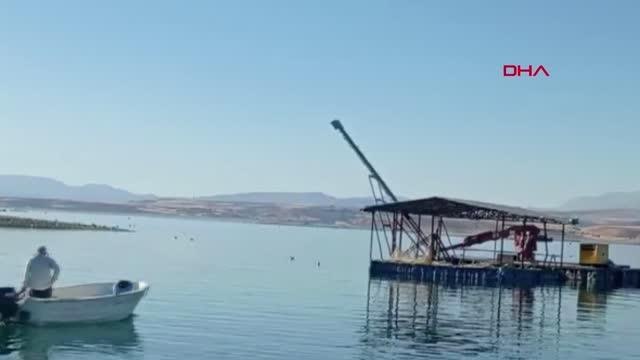 KEBAN BARAJ GÖLÜ'NDE TEKNE BATTI; KAYIP BALIKÇI ARANIYOR