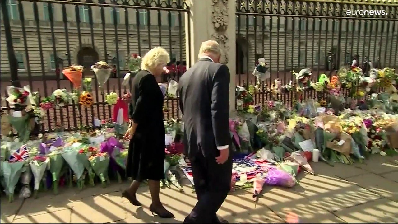 Re Carlo III e consorte a Buckingham Palace tra due ali di folla