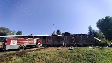 Van haberi: Muradiye'de 50 ton saman kül oldu