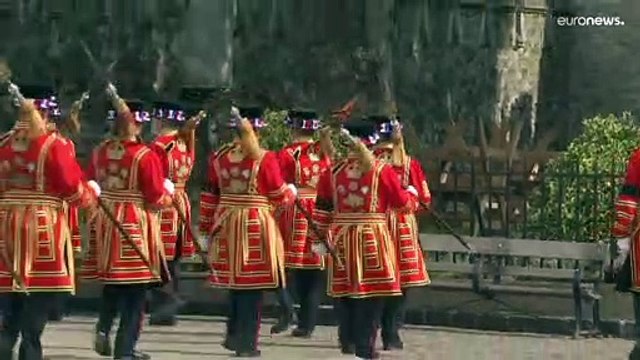 Великобритания: оружейный салют в честь королевы