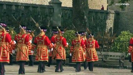 Tiros de canhão e discursos emotivos, as homenagens britânicas a Isabel II
