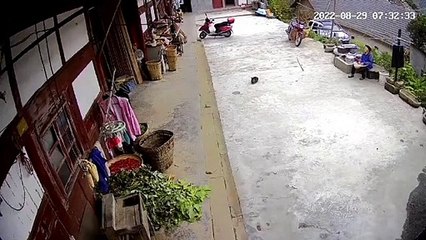 Una enorme roca cae sobre una casa