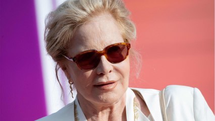 VOICI - "La sécurité m'a demandé d'arrêter" : Sylvie Vartan dévoile les images de son concert qui a viré à la catastrophe