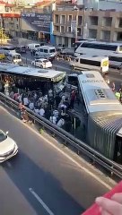 Avcılar Şükrübey’de iki metrobüs çarpışarak kaza yaptı. (1)