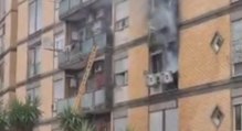 Roma, incendio in appartamento in zona Ostiense: soccorsa donna rimasta bloccata in casa (09.09.22)