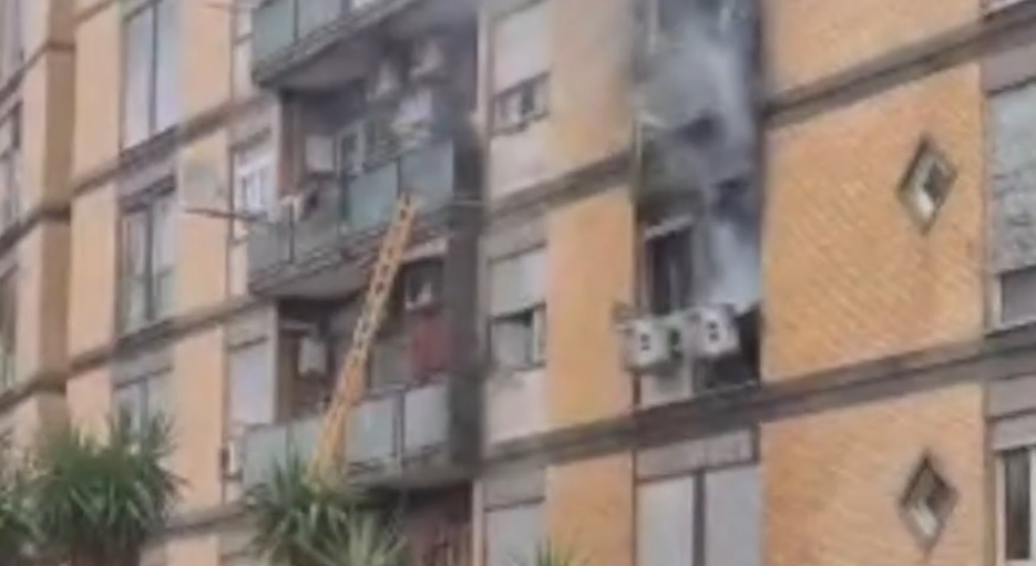 Video Roma, incendio in appartamento in zona Ostiense: soccorsa donna rimasta bloccata in casa (09.09.22)