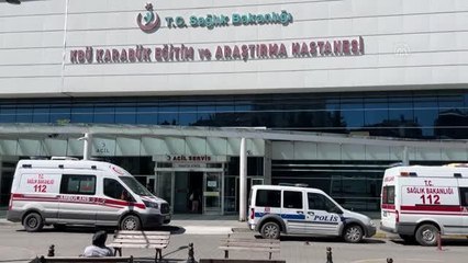 Refüje çarpan otomobildeki 2 kişi yaralandı
